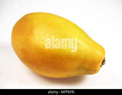Paw Paw ou de papaye, Carica papaya, Fruits Exotiques contre fond blanc Banque D'Images