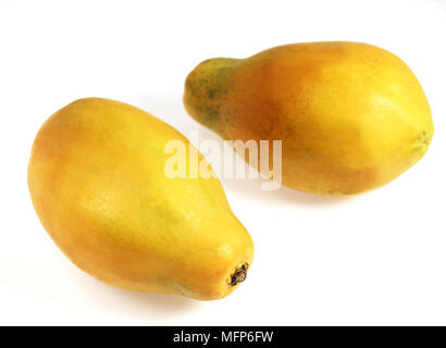 Paw Paw ou de papaye, Carica papaya, Fruits Exotiques contre fond blanc Banque D'Images