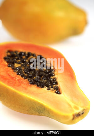 Paw Paw ou de papaye, Carica papaya, Fruits Exotiques contre fond blanc Banque D'Images
