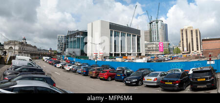 La Place Centrale en face de la gare centrale de Cardiff, à gauche. Centre est le nouveau bâtiment BBC Wales avec la nouvelle gare routière site, droite. Banque D'Images