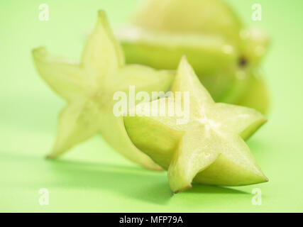 Carambole Carambole averrhoa carambola, fruits, contre un arrière-plan vert Banque D'Images