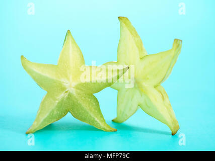 Carambole Carambole averrhoa carambola, fruits, contre fond bleu Banque D'Images