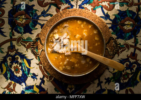 Soupe de viande traditionnels turcs Kelle Paca un bol en cuivre. Banque D'Images