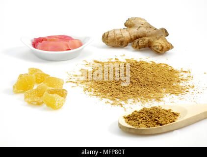 Poudre de gingembre, Racine, mariné et cristallisé, Zingiber officinale contre fond blanc Banque D'Images