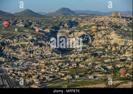 Montgolfières voler près de la ville de Göreme, en Cappadoce, Turquie. Banque D'Images