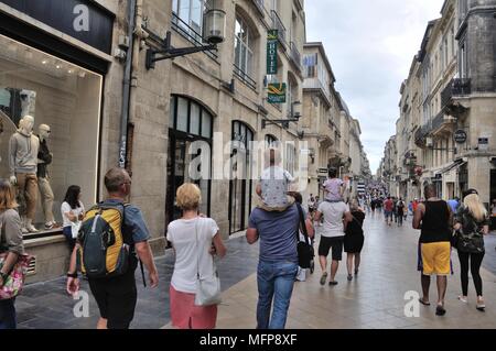 BORDEAUX, FRANCE - Juillet 30, 2017 : les touristes dans le centre-ville de Bordeaux Banque D'Images