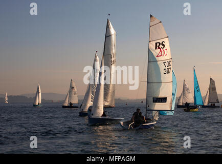 La voile autour de port de Poole en été, l'Angleterre. Banque D'Images