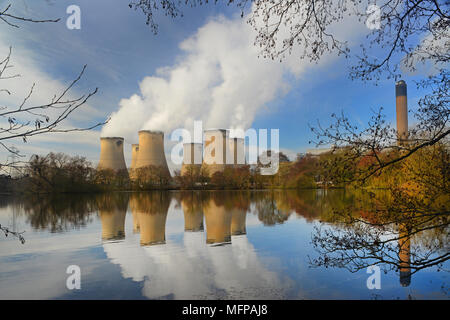 By drax power station reflète dans le lac de drax yorkshire royaume uni Banque D'Images