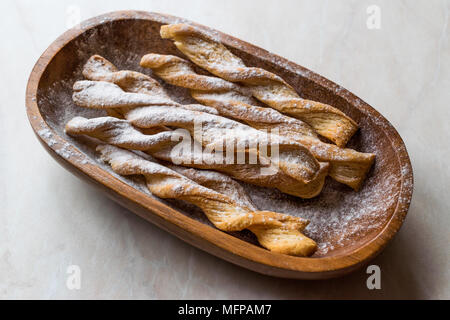 Épicé Chai Craquelins doux Rameau russe avec du sucre en poudre dans un bol. Snackers Concept. Banque D'Images