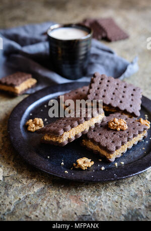 Délicieux sandwich cacao biscuits farcis aux noix et remplissage de café Banque D'Images