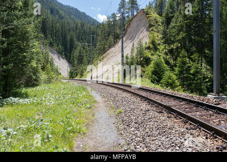 Vue sur la ligne de chemin de fer de Weisen station à Davos avec une foothpath près de la voie ferrée Banque D'Images