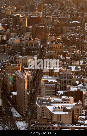Vue depuis l'Empire State Building à Manhattan. En premier plan le Flatiron Building sur une île triangulaire à bloc, la 23e Rue et 5e Avenue Banque D'Images