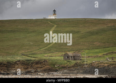 Phare et musée près de vestiges de l'ancienne colonie à Brough de Birsay, Orkney, Scotland. Banque D'Images