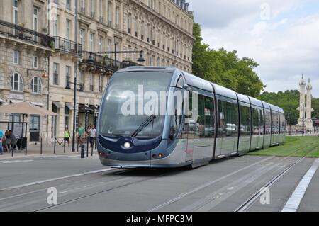 BORDEAUX, FRANCE - Juillet 30, 2017 : Tramway à Bordeaux Banque D'Images