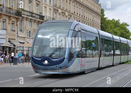 BORDEAUX, FRANCE - Juillet 30, 2017 : Tramway à Bordeaux Banque D'Images