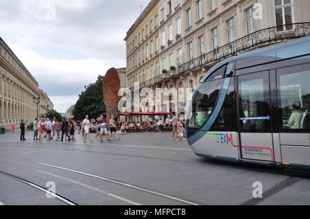 BORDEAUX, FRANCE - Juillet 30, 2017 : Tramway à Bordeaux Banque D'Images