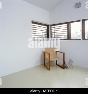 Simple fauteuil en coin d'une pièce Banque D'Images