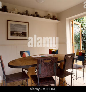 Salle à manger avec table et chaises en bois Banque D'Images