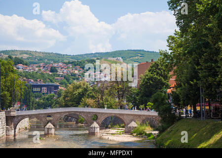 Le pont Latin et de montagnes à Sarajevo, Bosnie-Herzégovine Banque D'Images