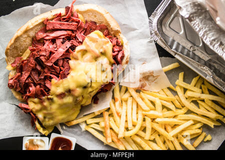 Kumru / New Yorker Sandwich avec le cheddar (fast food concept.Vue de face) Banque D'Images