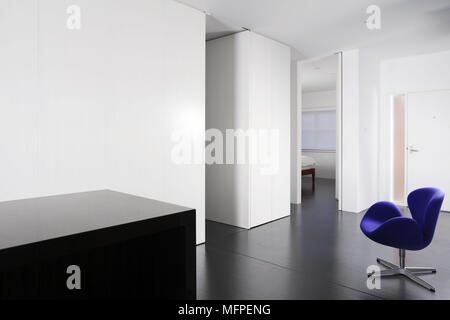 Arne Jacobsen Swan chair in centre moderne de conception minimaliste Banque D'Images