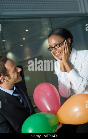 Businesswoman looking at a young smiling REF : 10020 147 CRUSC Crédit obligatoire : Staurt Sem - Allemand / Cox Banque D'Images