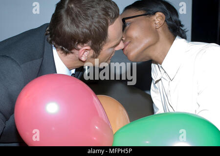 Close-up of a woman kissing un homme d'affaires REF : 10020 167 CRUSC Crédit obligatoire : Staurt Sem - Allemand / Cox Banque D'Images