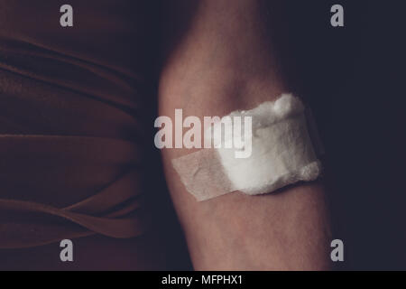 La laine de coton sur la femelle après le prélèvement de sang la collecte de l'échantillon, les soins de santé et la médecine concept Banque D'Images