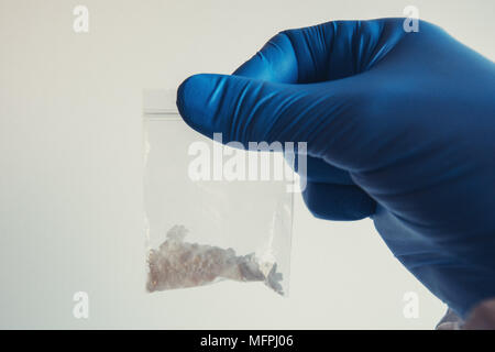 La collecte de preuves d'expert en criminologie drogue au lieu de l'infraction, Close up of hand Banque D'Images