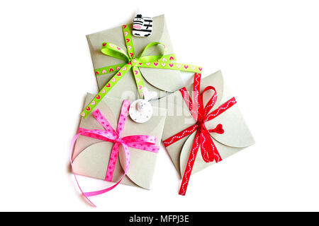 Le groupe de trois beaux cadeaux isolated Banque D'Images