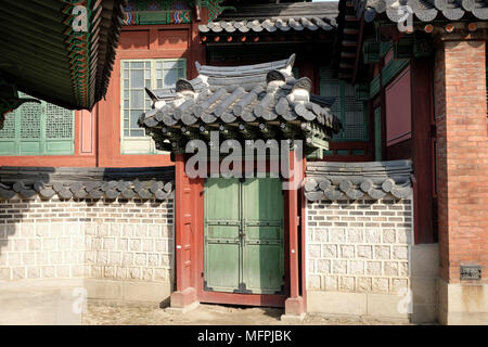 Portes et murs traditionnel coréen à Séoul Banque D'Images