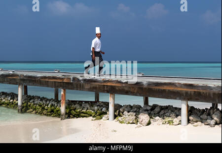 Chef d'exécution sur une terrasse en bois sur l'atoll, Maldives Vakarufalhi, Asie, Océan Indien Banque D'Images