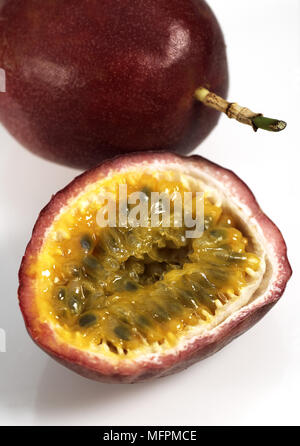 Fruit de la Passion, Passiflora edulis against White Background Banque D'Images