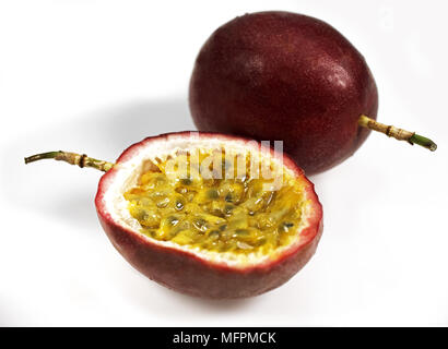 Fruit de la Passion, Passiflora edulis against White Background Banque D'Images