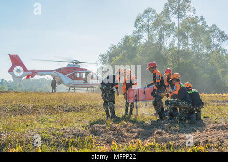 Nakhon Ratchasima, Thaïlande - 23 décembre 2017 : l'équipe de sauvetage transportant des passagers blessés à l'hôpital à l'hélicoptère de sauvetage à percer sur la simulation de pas Banque D'Images