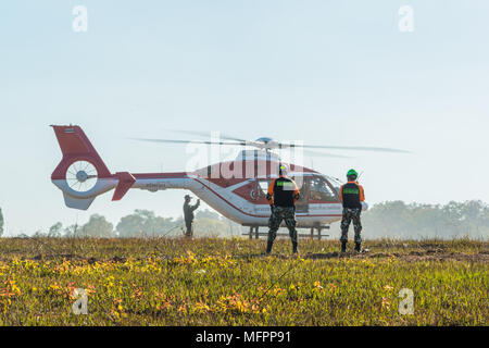 Nakhon Ratchasima, Thaïlande - 23 décembre 2017 : hélicoptères pour transporter des passagers blessés à l'hôpital de sauvetage percer sur la simulation des Banque D'Images