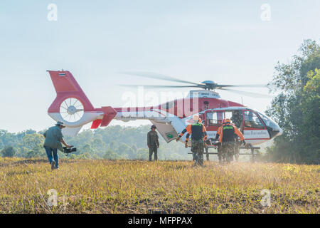 Nakhon Ratchasima, Thaïlande - 23 décembre 2017 : l'équipe de sauvetage transportant des passagers blessés à l'hôpital à l'hélicoptère de sauvetage à percer sur la simulation de pas Banque D'Images