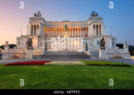 Rome. Cityscape droit du monument de Victor Emmanuel II, Place Venezia, à Rome, en Italie pendant le lever du soleil. Banque D'Images