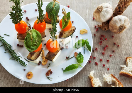 Brochettes d'aubergines et feta au basilic et romarin et ail chips Banque D'Images