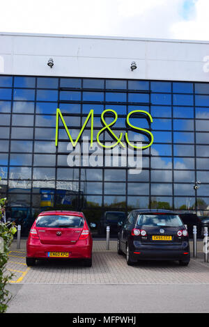 Nuages inversés dans le rideau de verre réfléchissant walling de Marks & Spencers' (M&S) des passants à la Retail Park, Cardiff, Pays de Galles du Sud Banque D'Images