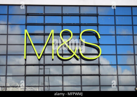 Nuages inversés dans le rideau de verre réfléchissant walling de Marks & Spencers' (M&S) des passants à la Retail Park, Cardiff, Pays de Galles du Sud Banque D'Images