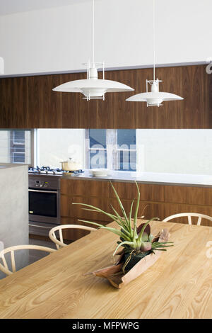 Plafond lumineux au-dessus de table en bois en plan ouvert cuisine moderne Banque D'Images