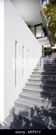 Étapes menant à l'extérieur chambre Banque D'Images