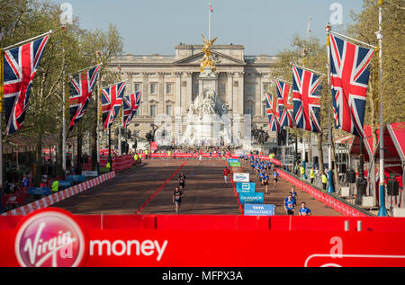 22 avril 2018, le Mall, Londres UK. Les coureurs Junior dans la dernière droite de la Vierge Argent Marathon de Londres 2018 circuit. Banque D'Images