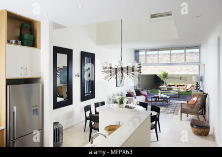 Chambre moderne avec cuisine coin cuisine et salle de séjour et d'ouvrir des portes Banque D'Images