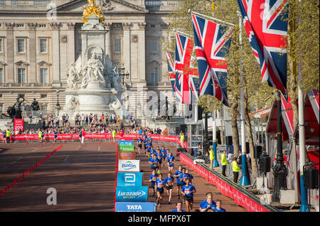 22 avril 2018, le Mall, Londres UK. Les coureurs Junior dans la dernière droite de la Vierge Argent Marathon de Londres 2018 circuit. Banque D'Images