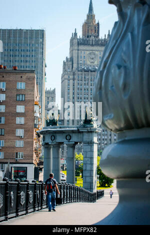 Moscou, Russie. 25 mai, 2016 Pont sur la rivière de Moscou, de l'autre côté du pont il y a une vue sur un magnifique immeuble de grande hauteur, des arches d'un Banque D'Images