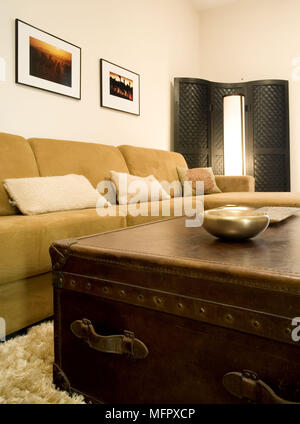 Style de ligne de table à café en face d'or canapés rembourrés dans un salon moderne Banque D'Images