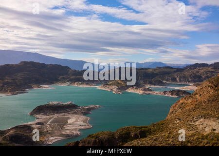 Le Lac General Carrera et le paysage environnant. Les silhouettes des montagnes au loin et un superbe cloudscape bleu avec blanc moelleux clou Banque D'Images