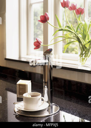 Tabourets De Bar au bar de petit-déjeuner dans une cuisine moderne Banque D'Images